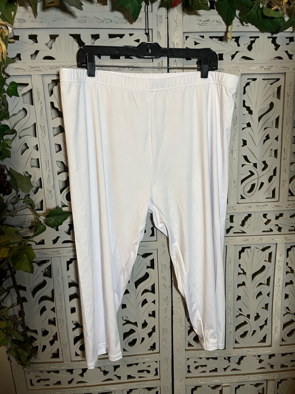 NEW! SMOOTH SHINY STRETCHY WHITE HIGH-WAISTED PLUS SIZE CROPPED LEGGINGS